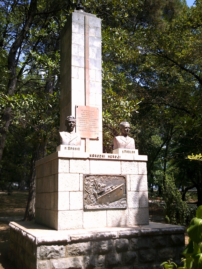 Памятник эсминцу Zagreb и членам его экипажа — Милану Спасичу и Сергею Машере. Город Тиват (Черногория)