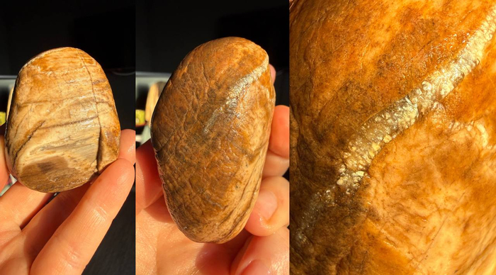 Закварцованный кусочек с кристаллами кварца в трещине