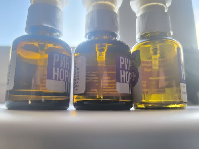 По центру визуально трубочка кажется длиннее, чем слева, но она так же не достает до дна. Справа же трубочка тоньше, уходит в сторону и почти упирается в стенку. Под наклоном можно выжать буквально последнюю каплю.