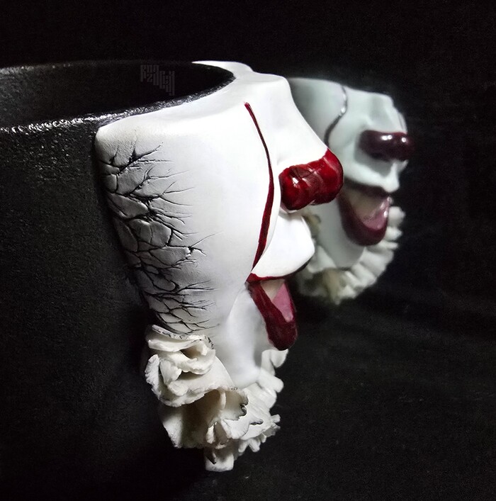 Хотелось добавить трещинки, решили сделать это по краю