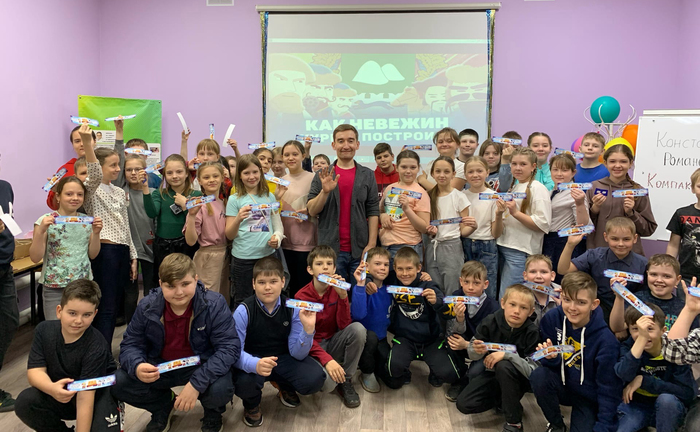 В конце мероприятия дети получают призы: кружки, значки, закладки, футболки.