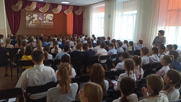 Сперва дети смотрят мультфильмы.