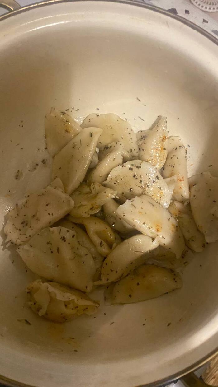 Мы с парнем готовили вместе варенники с картошкой. Он шарит за разные специи и умеет готовить их)