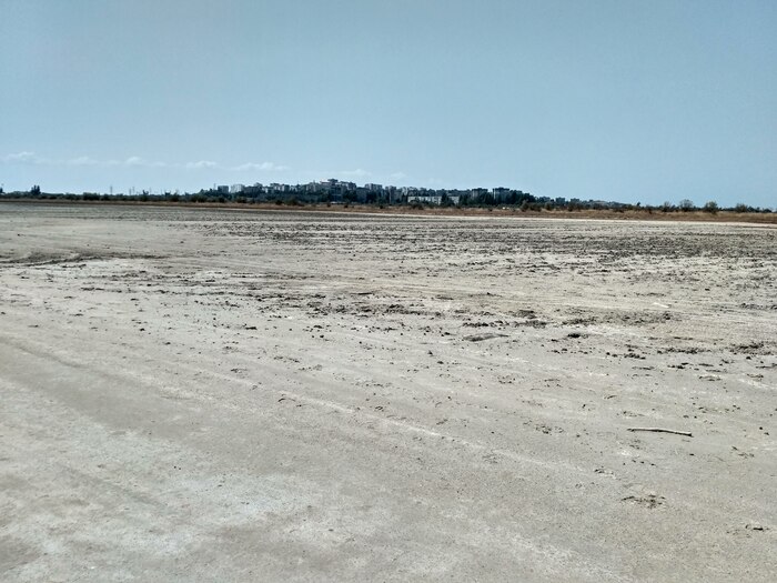 Если убрать город в фотошопе, то будут марсианские пейзажи.