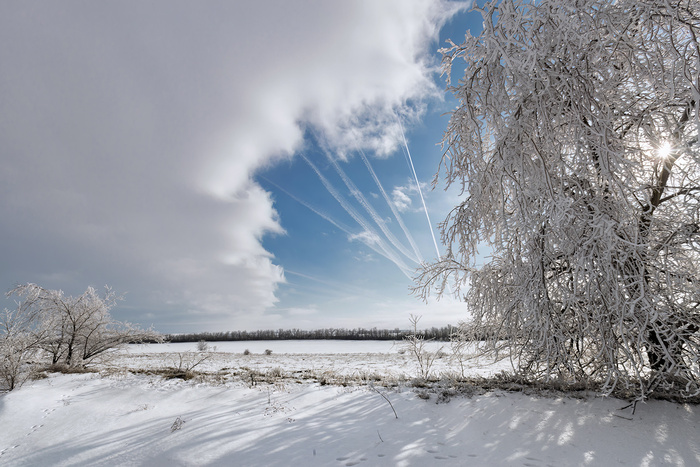 А вот и февраль. Спускается на парашюте