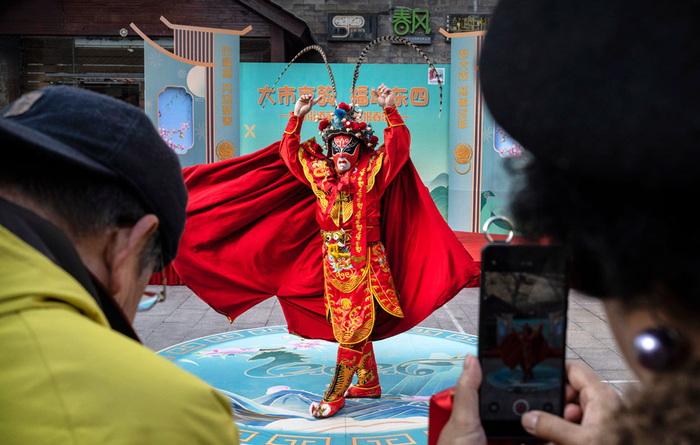 Выступление артиста в преддверии Нового года по лунному календарю в Пекине//Фото: Kevin Frayer/Getty Images