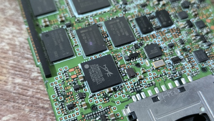 ����� � ����� �� HTC ����� �������� XR16L580 � ��� ����������� UART-���������� � ���������� ���������� ���. ������� (�� 2.5� �� 5.5�) � ������������ ����� �������. ���������, ����� �� ��� �����, ���� � PXA270 ���� UART?