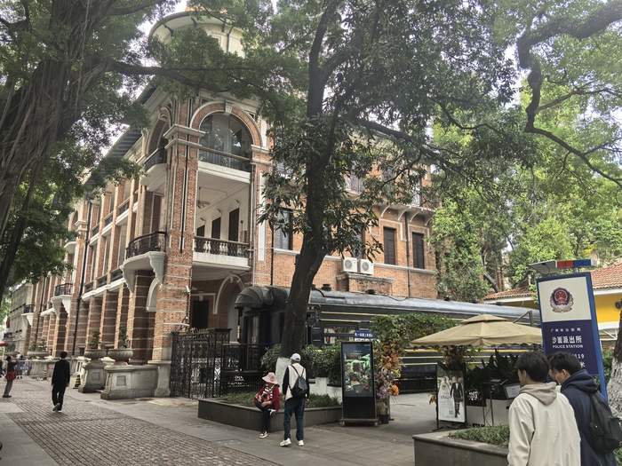 ������� ������� 300�900 ������. 85% ���������� ��������� � 15% (������) � �����������