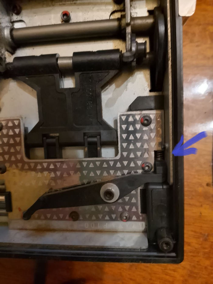 не обращайте внимание на пыль, которая на рычажке, потому что это еще не конец обслуживания....