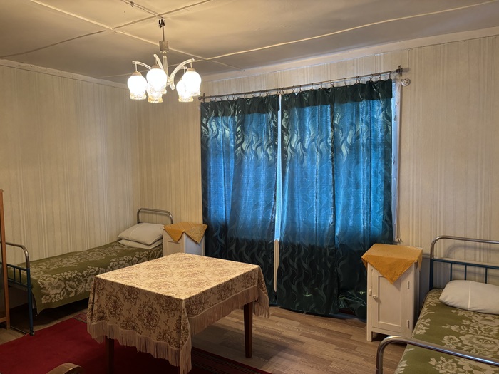 На дальней кровати спал Гагарин.