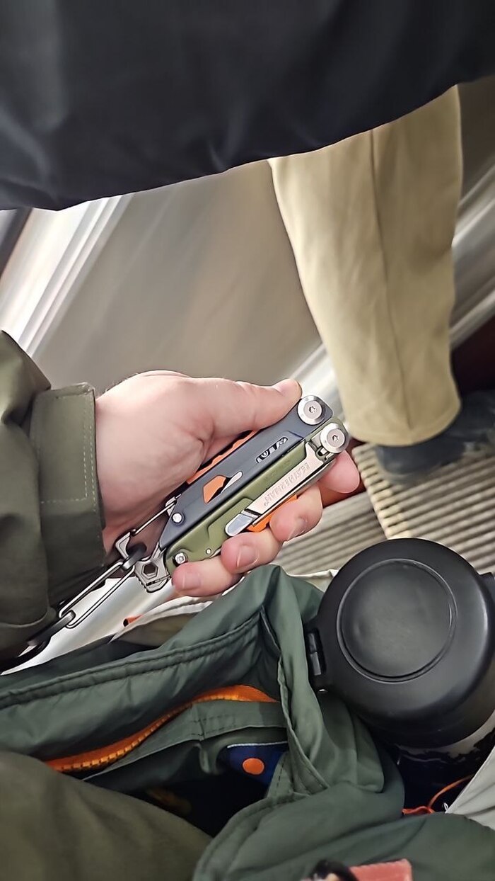 ���������: ��� ����� � *Leatherman Signal*. � ������ ���� ����� ���-�� ��������� ��� ������� �������, ��� ������ �����. � ��� ���� ��: �� ���������� �� ������ � �������.