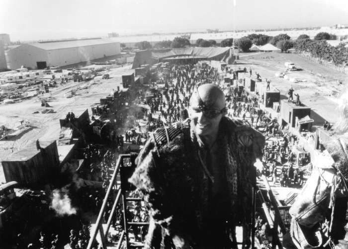 Деннис Хоппер на закулисном фото со съёмок фильма "Водный мир"