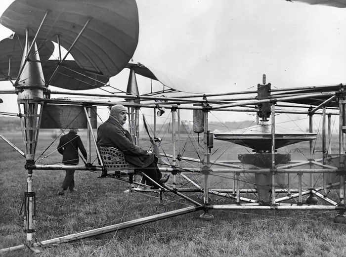 Этьен Эмихен (Etienne Oehmichen), пионер вертолетостроения, на месте пилота вертолёта собственной конструкции - Oehmichen N°2, ноябрь 1923 года. Источник фото: Topical Press Agency/Getty Images.