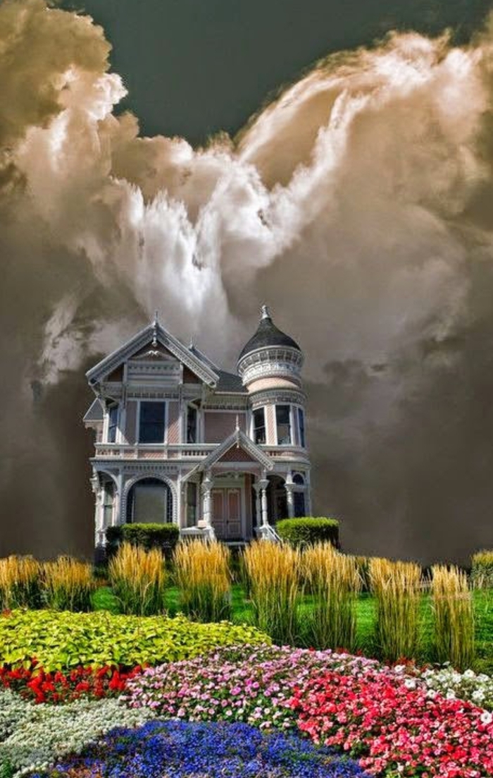 Особняк в викторианском стиле на фоне непогоды