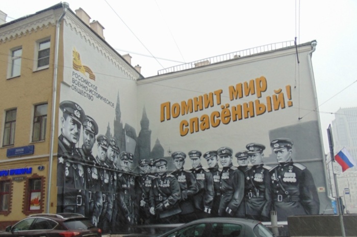 Мурат срисован с фотографии, что сверху. Находится в Москве по адресу Лихов пер., 7/24