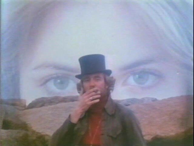 Он был молод, и ему нужны были деньги. Кадр из фильма "Анжела-женщина фейерверк"