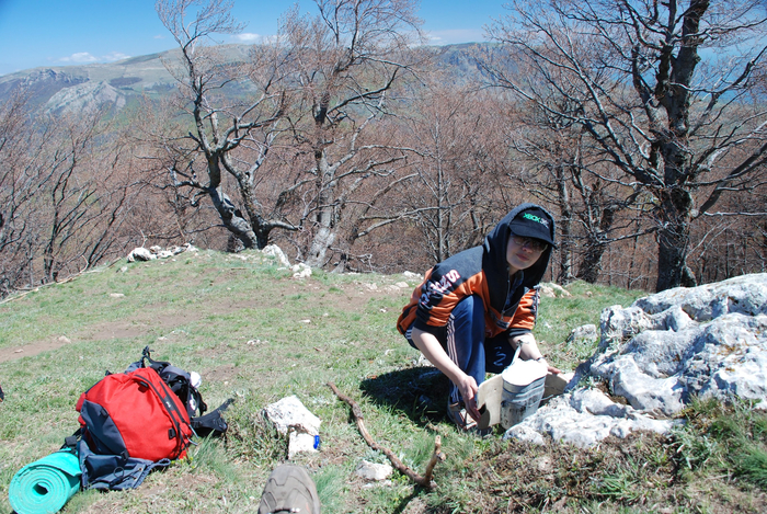 Вот тут мы топим снег на чай на склоне Демерджи. Крым, 3 мая 2010.