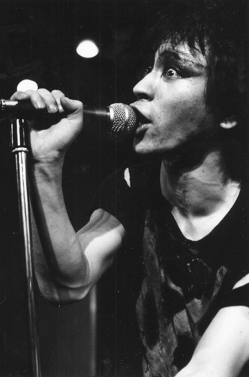 Михиро увлеченно поет песенку слушателям.