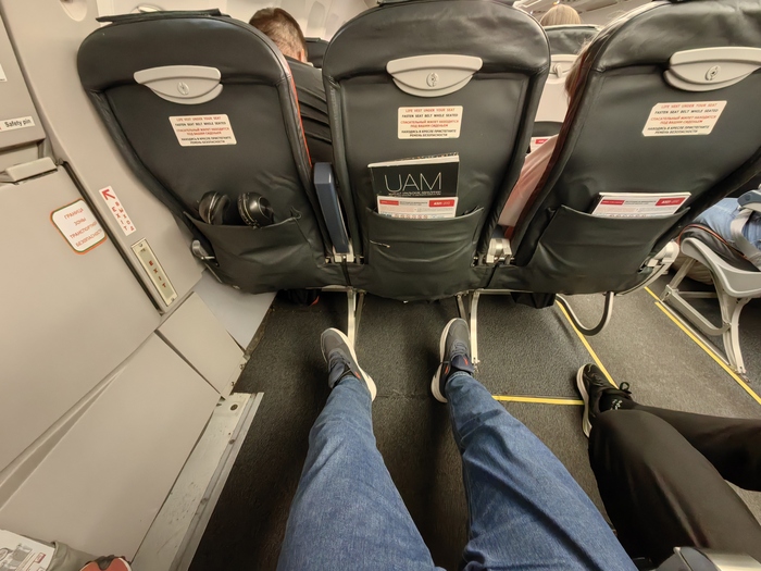 Кто сказал, что в экономе некуда ноги девать?!