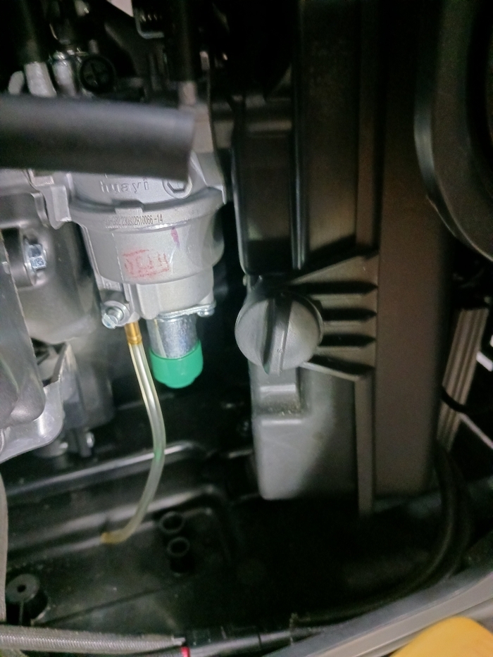 Снизу карбюратора стоит моторчик тоже подходит провод к нему. Когда включаю питание он издаёт звук