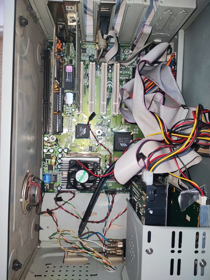 Все что есть внутри, даже динамик жив, а вот флопповод условно жив.