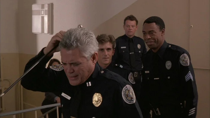 Кадр фильма "Полицейская академия 7: Миссия в Москве"