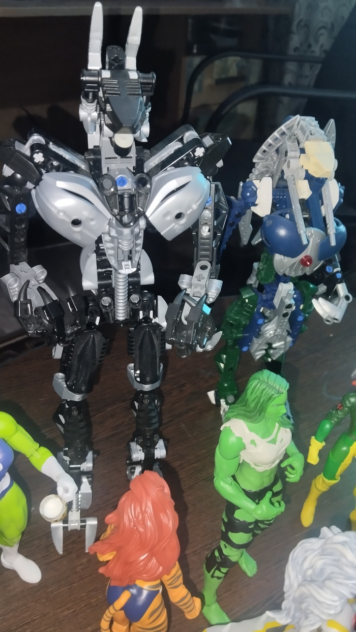 И Пара Роботизированных Красоток...