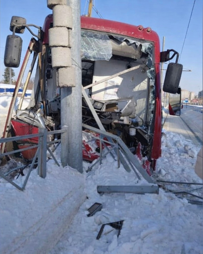 На Поперечно-Базарной, трамвай на полном ходу врезался в столб