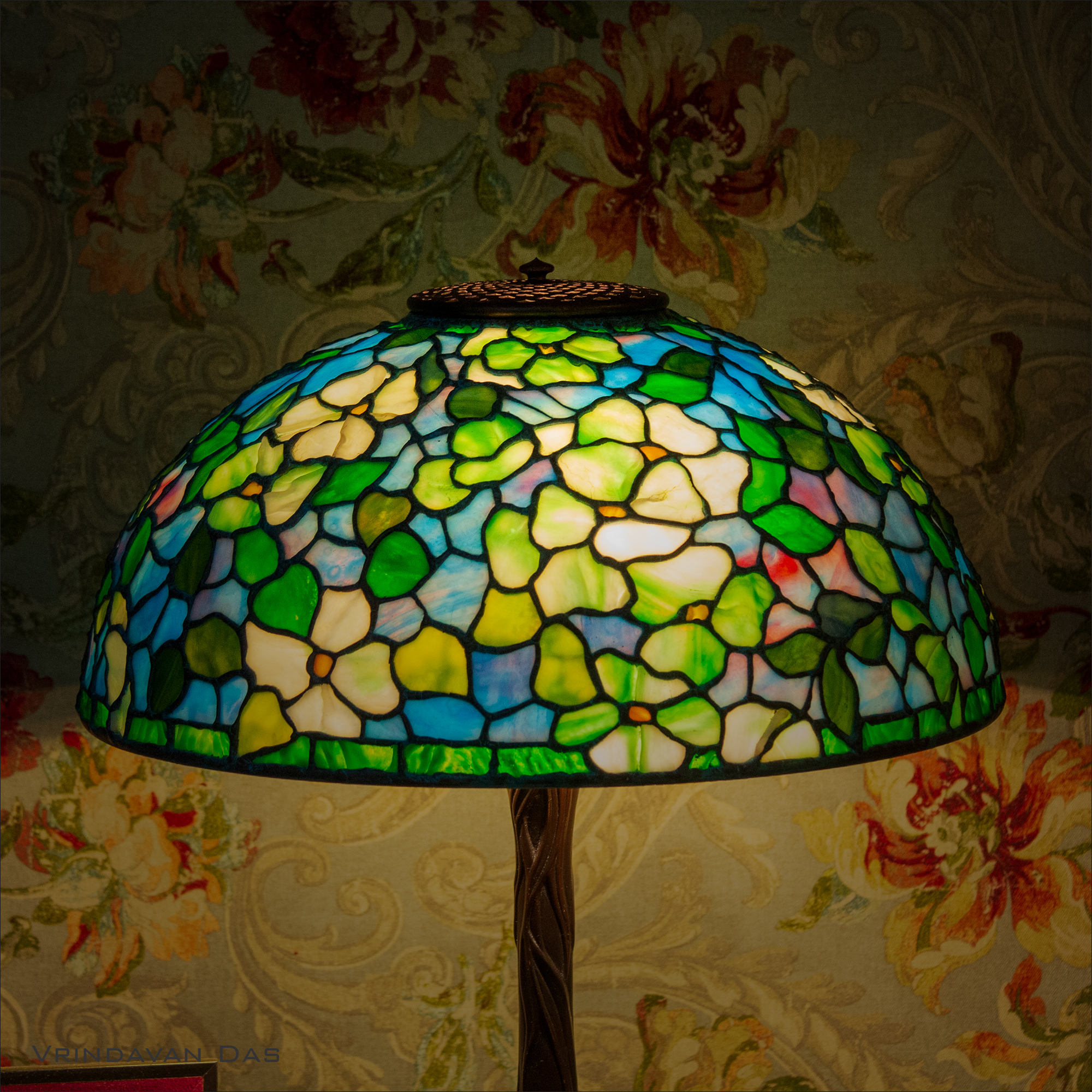 Репродукция лампы Tiffany Studios 16 Dogwood, первая законченная работа в 2026 - Моё, Декор, Витраж Тиффани, Творчество, Рукоделие без процесса, Настольная лампа, Витраж, Длиннопост