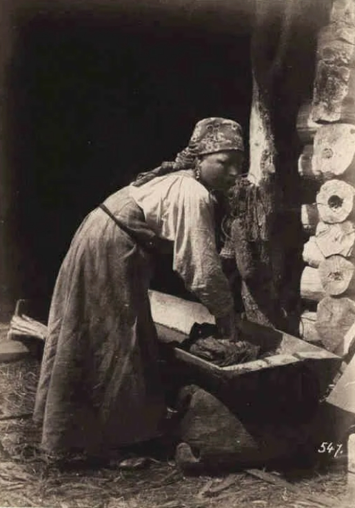 Крестьянка, стирающая в корыте. Фото В.Каррика