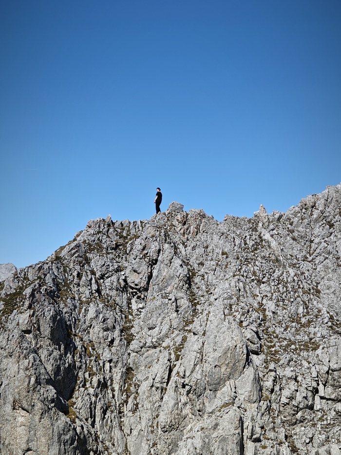 Девушка на горе