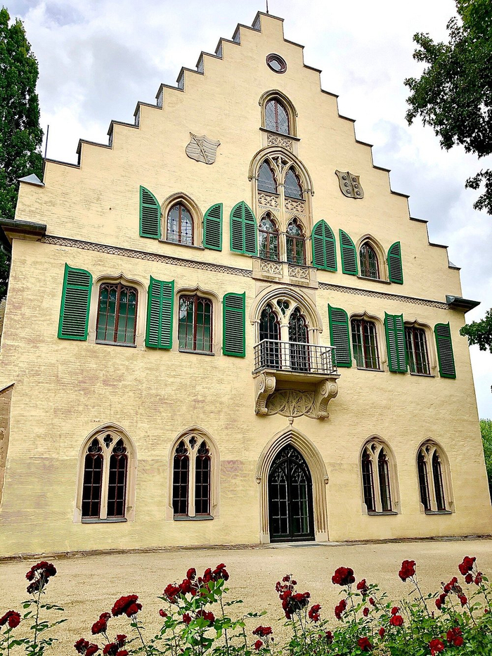 Замок Розенау стал одним из самых ранних и ярких примеров романтического историзма в Баварии.