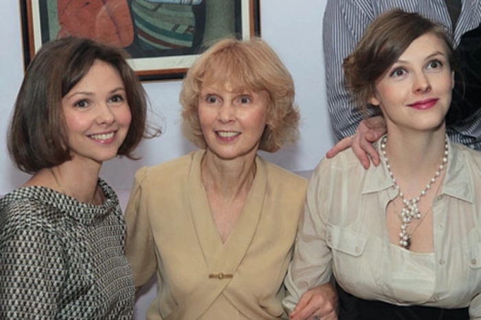 Мария Соломина с дочерьми. Фото: соцсети