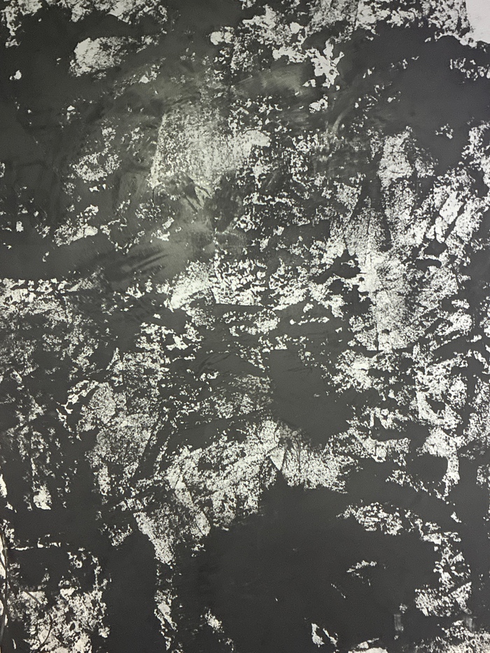 Макаем губку в шпаклевку, шлепаем хаотично по стене, проводим кельмой для венецианской штукатурки в разных направлениях