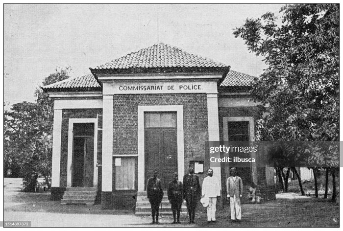 Солдаты Общественных сил возле полицейского участка в Бома. Фото уже времён Бельгийского Конго, в первые годы существования Свободного государства Конго участок представлял собой простое деревянное здание.