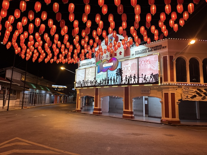 ����� ����