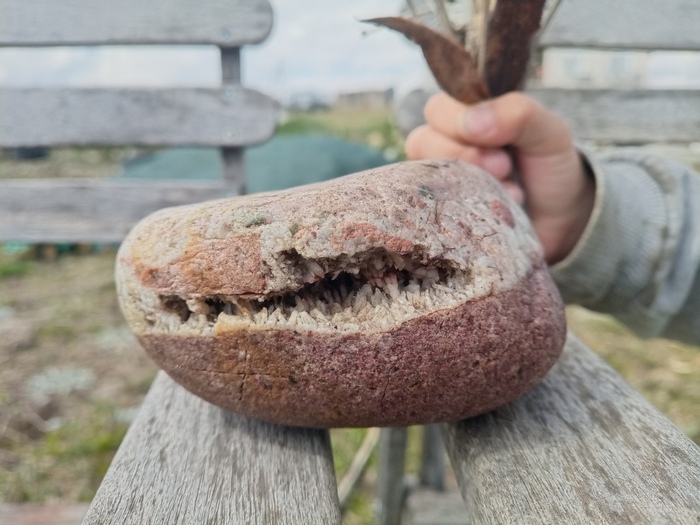 Зубастый камень