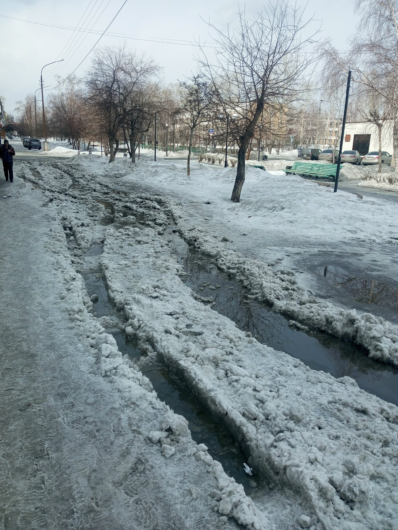 Novosibirsk, Irkutsk, and Ulan-Ude are sailing away, downtown Bratsk is a swamp, and in Barnaul, a parapet nearly crushed a man (4 videos + 2 photos) - Short videos, Vertical video, With sound, Mash, Novosibirsk, Irkutsk, Ulan-Ude, Bratsk, Barnaul, Siberia, Buryatia, Irkutsk region, Altai region, Housing and communal services, Snow, The street, Road, Snow removal, Courtyard, Video, Negative, Longpost, Siberians