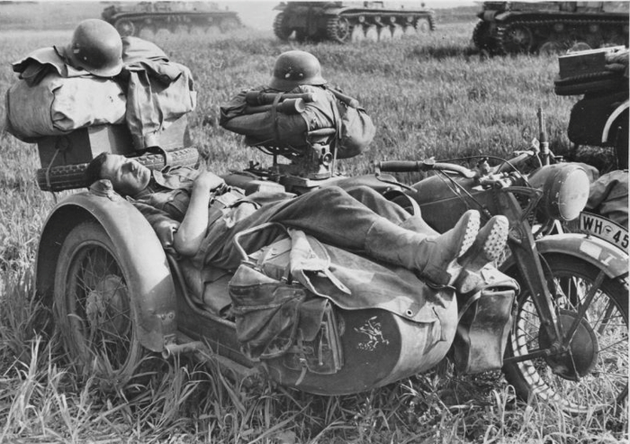 ������ 11-� �������� ������� �������� (11. Panzer-Division) ���� �� ������� ��������� Zündapp KS 600. �� ������ ����� ����� Pz. Kpfw. II