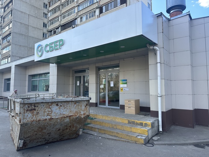 Видимо в тумбочке ключи от сейфа