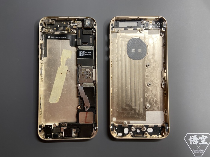 Слева корпус iPhone 5s, справа - iPhone 5se.
