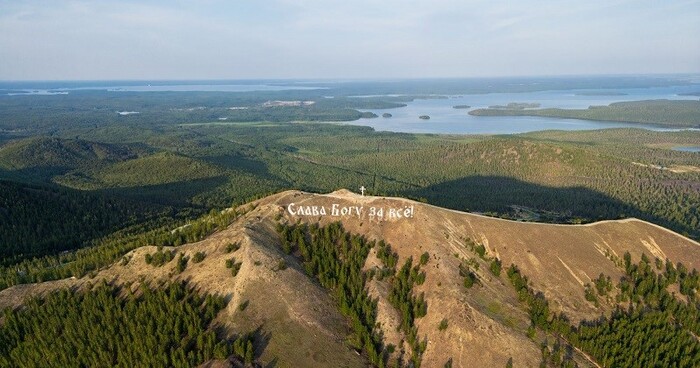 Поклонный крест на горе Карабаш. Фото: «Карабашмедь»