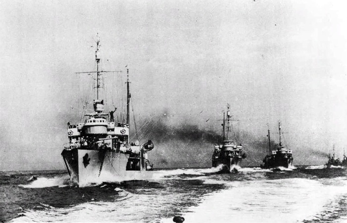 1917 Russian Black sea fleet Fidonisy-class destroyers maneuvering in close formation