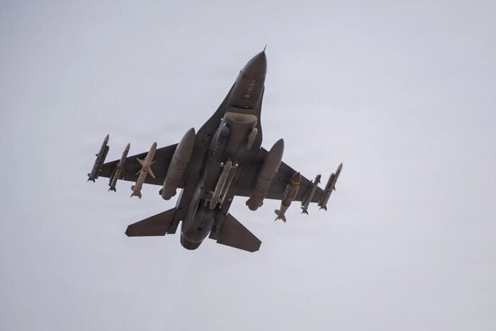 ������ �������� ����������� F-16, ����������� � �������� � �������� ��� ��������� ������ �� �����, �������� ������ ��-» AIM-120 � AIM-9, ��� AGM-88E AARGM, 900-�� ��������� GBU-31 JDAM, ��������� ���������� ����� AN/ALQ-167 Angry Kitten � ��� ���