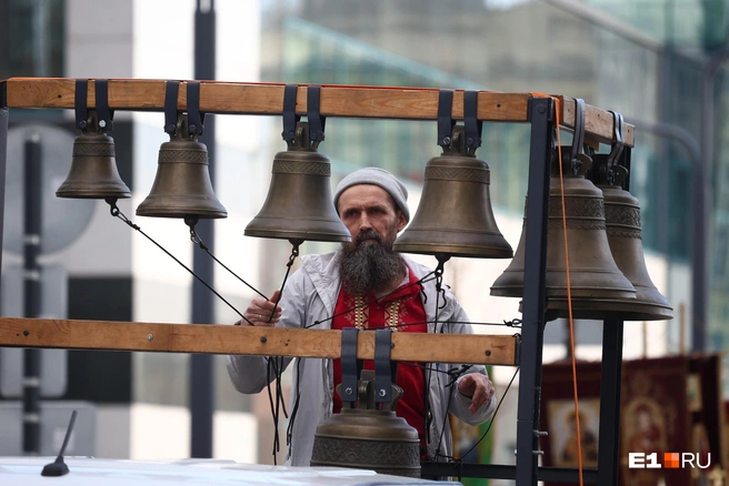 ��������: ��������� �������� / <!--noindex--><a href="https://pikabu.ru/story/vzyali_s_soboy_detey_i_sobak_po_ekaterinburgu_proshlas_tolpa_veruyushchikh_paskhalnyiy_fotoreportazh_13875886?u=http%3A%2F%2FE1.RU&t=E1.RU&h=d14cb2f4849bc246a517d6332b909846dc263a36" title="http://E1.RU" target="_blank" rel="nofollow noopener">E1.RU</a><!--/noindex-->