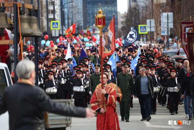 ��������: ��������� �������� / <!--noindex--><a href="https://pikabu.ru/story/vzyali_s_soboy_detey_i_sobak_po_ekaterinburgu_proshlas_tolpa_veruyushchikh_paskhalnyiy_fotoreportazh_13875886?u=http%3A%2F%2FE1.RU&t=E1.RU&h=d14cb2f4849bc246a517d6332b909846dc263a36" title="http://E1.RU" target="_blank" rel="nofollow noopener">E1.RU</a><!--/noindex-->