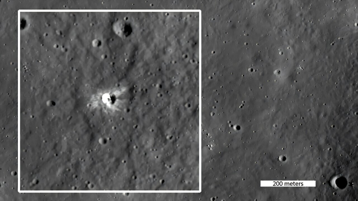 Команда LROC обнаружила новый кратер, образовавшийся с тех пор, как LRO вышел на орбиту, который можно опознать на приведенном выше снимке по его ярким лучам.
