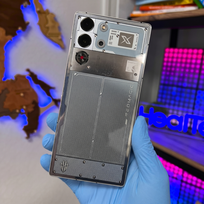 Прозрачная задняя крышка Red Magic 10 Pro — под ней видны декоративные защитные экраны