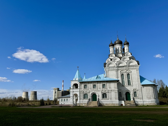 Храм Благовещения Пресвятой Богородицы в Тайнинском (Мытищи): Уникальный памятник русской архитектуры XVII века с характерным «узорочьем». На фото видны его знаменитые бочечные кровли и нарядное крыльцо.