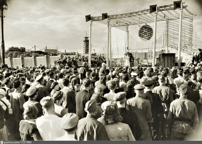 � 1946 ���� ���������� ����� ��� ���� �� �����. ����� ����: Y. Khalip. � ����� <!--noindex--><a href="https://pikabu.ru/story/ranshe_v_moskovskom_parke_gorkogo_pryigali_s_parashyutom_kak_byil_ustroen_attraktsion_13913474?u=http%3A%2F%2Fwww.pastvu.com&t=www.pastvu.com&h=3a9dc09f3a362ad923b8078d477795b9581f7c33" title="http://www.pastvu.com" target="_blank" rel="nofollow noopener">www.pastvu.com</a><!--/noindex-->.